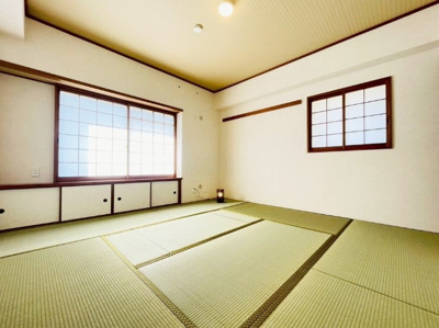 【和室】 | 武庫川第2三番街2号棟 | 8帖の和室は南向きの明るいお部屋。押入付きでお部屋もスッキリ片付きます