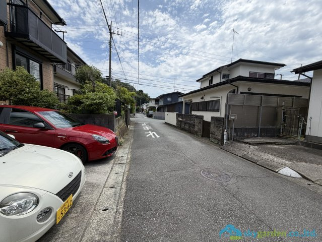 厚木市まつかげ台2期　新築戸建　の前面道路含む現地写真