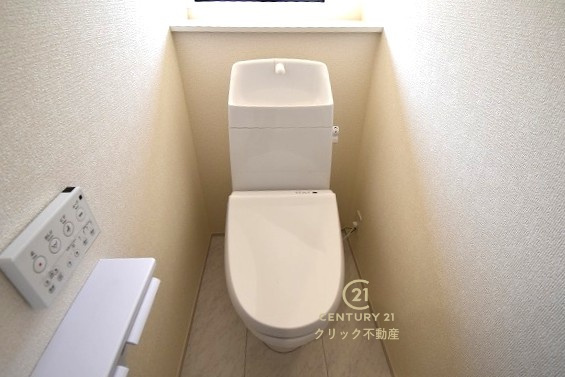 リーブルガーデン  日立市東多賀町　3期　1のトイレ|毎日使う空間と機能だから、いつまでも清潔なスペースであってほしいのがトイレです。お掃除しやすいシンプルなデザインです。