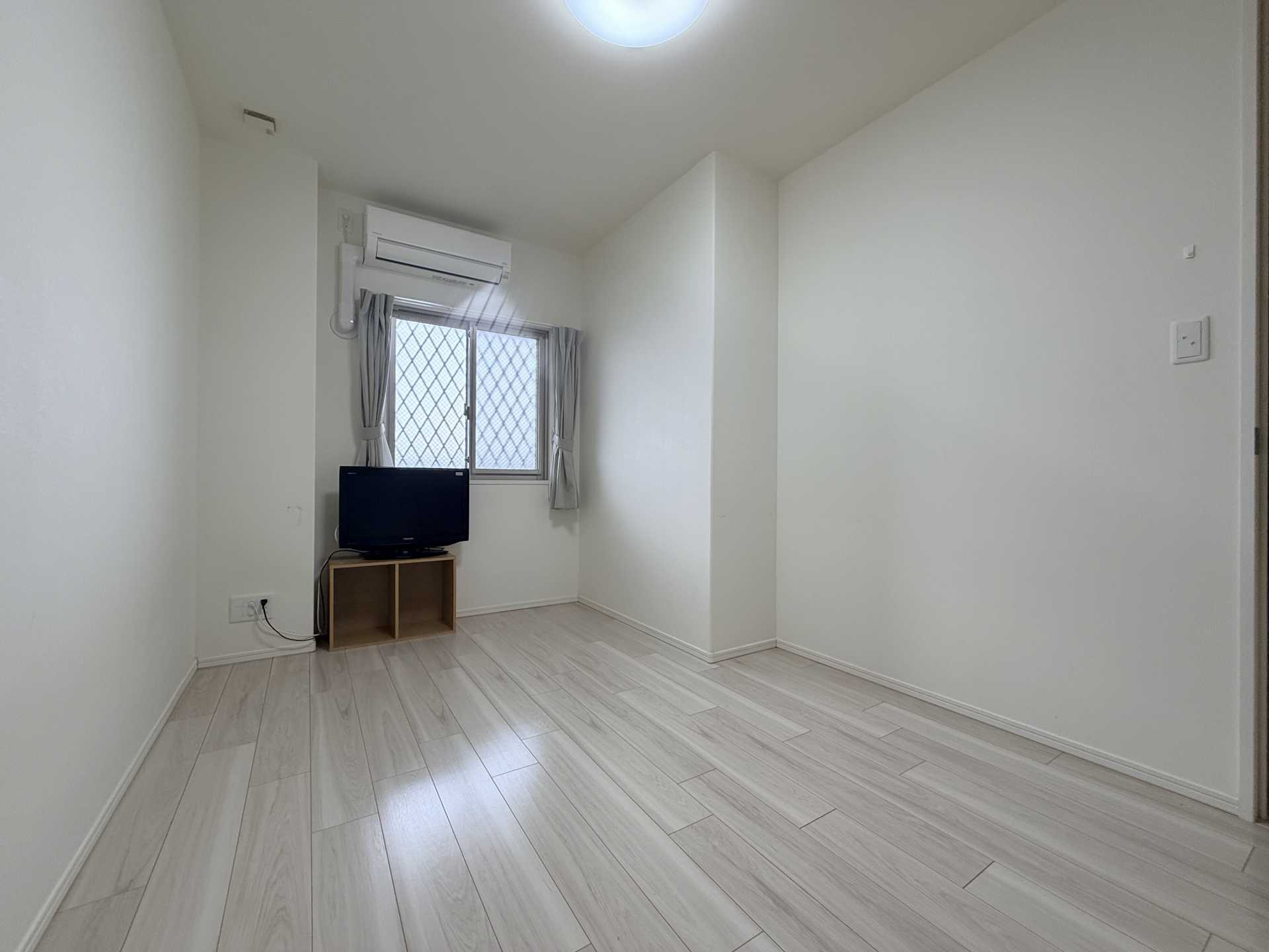 アルファステイツ春日３の洋室|子供部屋には窓、クローゼットあり、エアコン付きです。