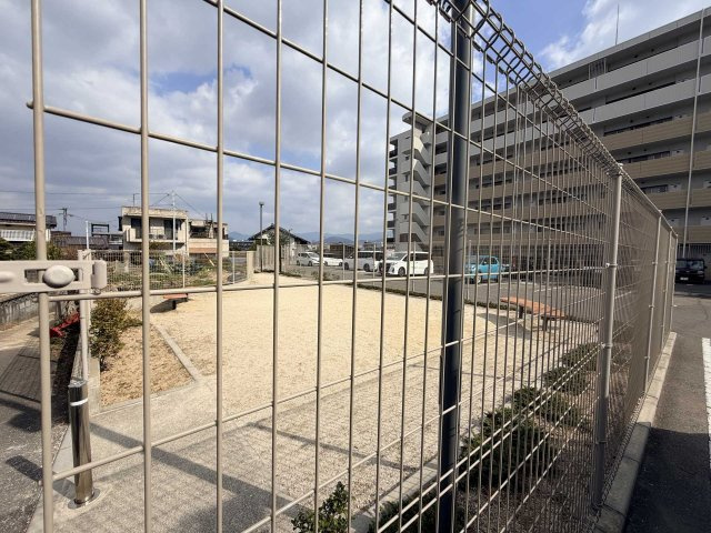 アルファステイツ春日３の周辺|建物の裏口は公園に繋がっています。
