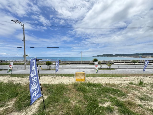 与那原町板良敷Ⅱオーシャンフロント（全2区画）2号地の外観|オーシャンフロント♪前面道路を挟んで目の前には中城湾が広がります♪