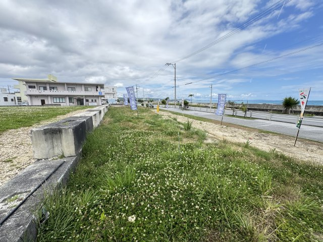 与那原町板良敷Ⅱオーシャンフロント（全2区画）2号地の外観|オーシャンフロント♪前面道路を挟んで目の前には中城湾が広がります♪