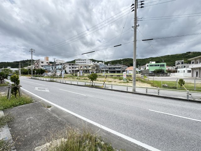 与那原町板良敷Ⅱオーシャンフロント（全2区画）2号地の前面道路含む現地写真|※東側公道12m♪