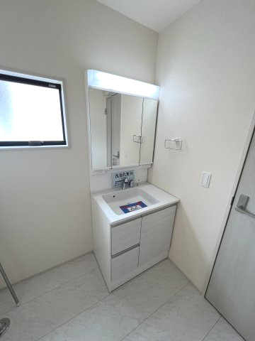 あきる野市伊奈　新築戸建全15棟の独立洗面台|身だしなみを整えやすく、収納たっぷりの三面鏡付洗面化粧台☆
