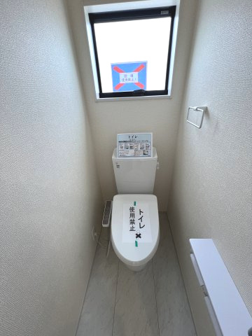 あきる野市伊奈　新築戸建全15棟のトイレ|2階温水シャワートイレ