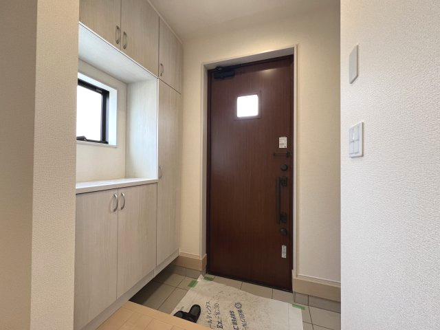 あきる野市伊奈　新築戸建全15棟の玄関|収納たっぷりシューズボックス