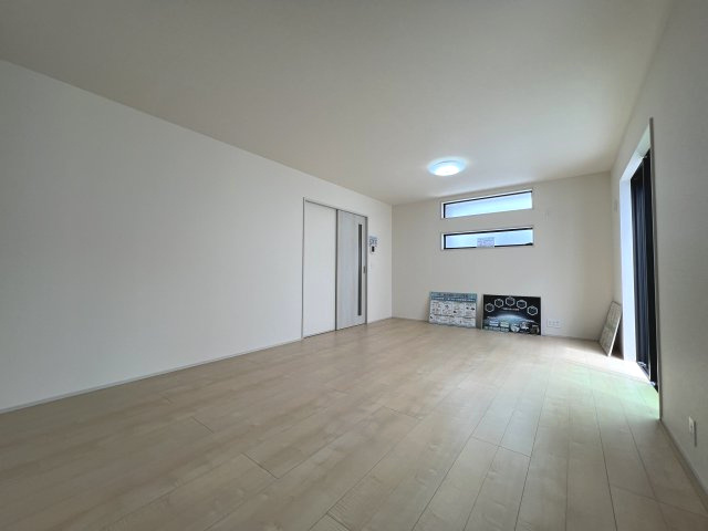 あきる野市伊奈　新築戸建全15棟の居間・リビング|20帖の広々LDKです。大きなソファやおしゃれなダイニングセットなど、お気に入りのインテリアで家族団らんの時間がより一層充実して過ごせます。