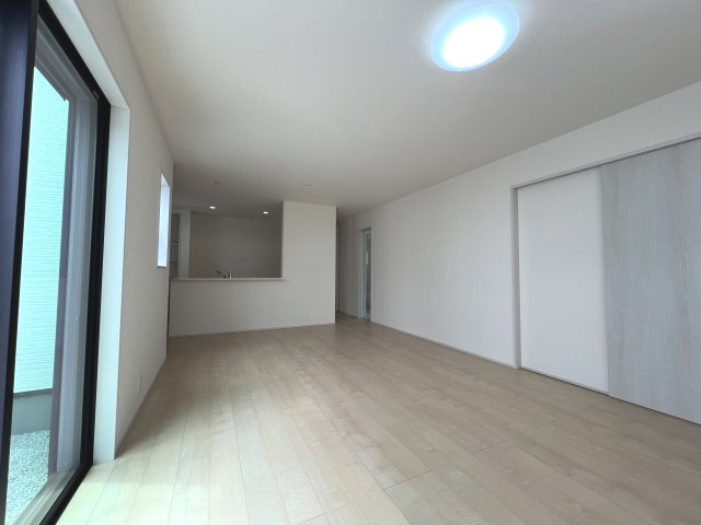 あきる野市伊奈　新築戸建全15棟の居間・リビング|ご家族みんながゆったりくつろげる広々リビング。お子様が元気にはしゃぐ姿が目に浮かびます♪