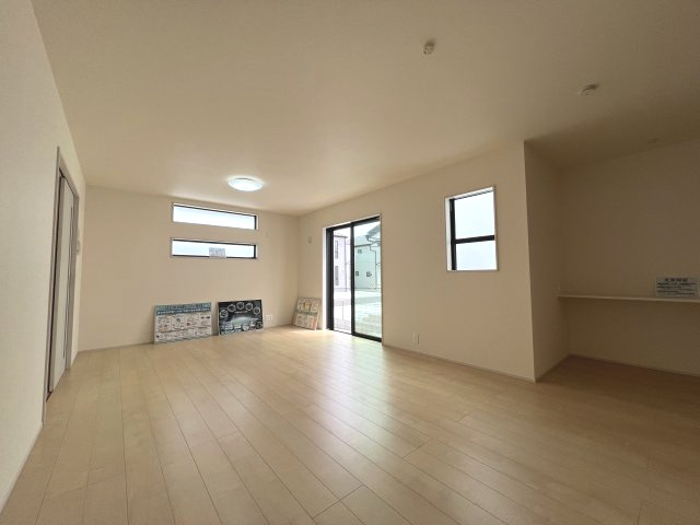 あきる野市伊奈　新築戸建全15棟の居間・リビング|リビングには備付けのカウンター付きです。忙しい時間もキッチンで料理しながらお子様の勉強を近くで見守れます☆