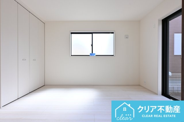 【洋室】 | 大泉町第6仙石　リーブルガーデン | 壁一面を使った大きな収納もあり、物が散らからずスッキリとしたお部屋で過ごせます♪
