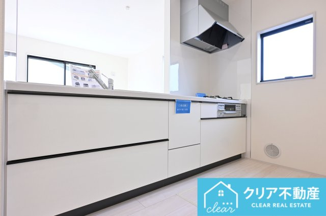 【キッチン】 | 大泉町第6仙石　リーブルガーデン | キッチンもお部屋と同じホワイト系です♪収納もたくさんついています。