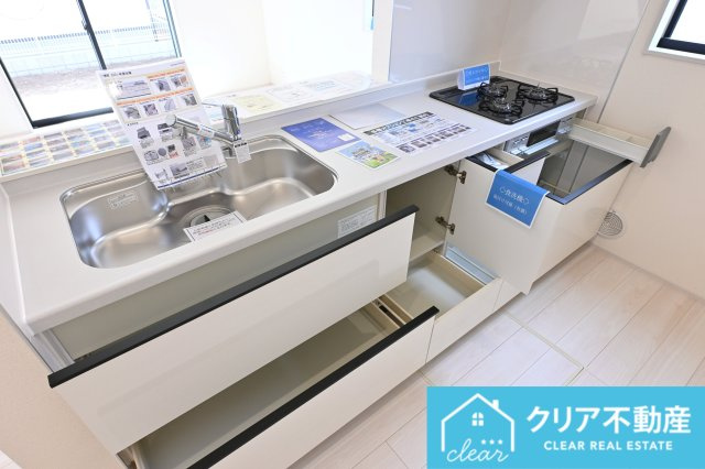 【キッチン】 | 大泉町第6仙石　リーブルガーデン | キッチンの見た目はすっきりしていましたが収納は大容量！深いお鍋もしっかりしまえます。