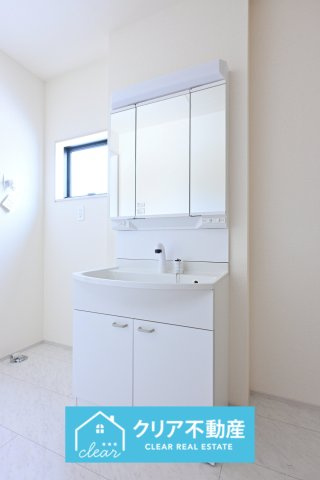 【独立洗面台】 | 大泉町第6仙石　リーブルガーデン | 洗面台も清潔感のあるホワイト系◎小窓から光が差し込み、暗くなりがちな水回りも明るく♪