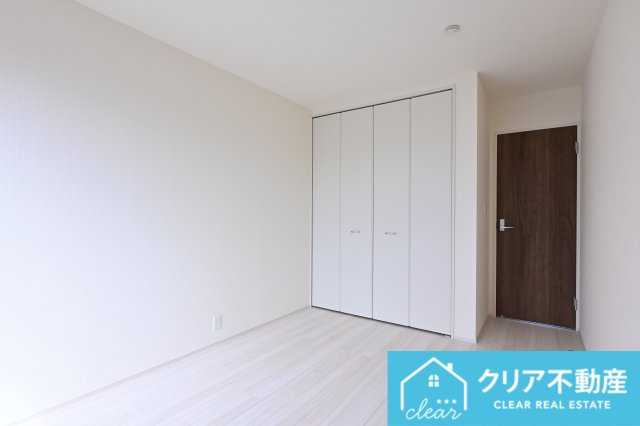 【収納】 | 大泉町第6仙石　リーブルガーデン | ドア横には大きなウォークインクローゼットつき！
