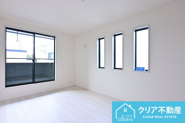【洋室】 | 大泉町第6仙石　リーブルガーデン | 大きな窓とお洒落なデザインの小窓がついた明るい洋室です♪