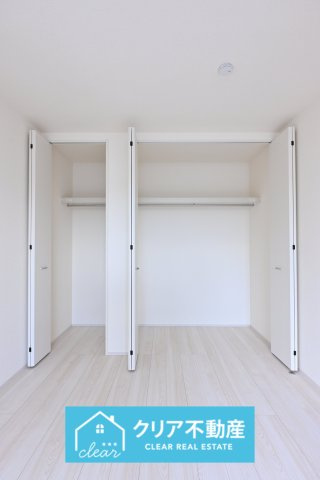 【収納】 | 大泉町第6仙石　リーブルガーデン | 壁一面のウォークインクローゼットは区切られていて使い勝手もバッチリ♪