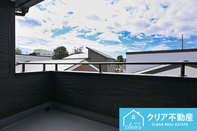 【バルコニー】 | 大泉町第6仙石　リーブルガーデン | 開放感のあるバルコニーは屋根付きで急な雨でも安心です♪
