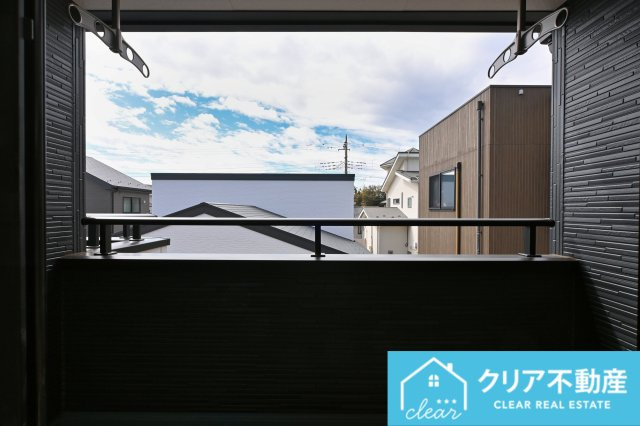 【バルコニー】 | 大泉町第6仙石　リーブルガーデン | 屋根付き・竿受けつきで日陰干しのお洋服もからっと乾きます♪