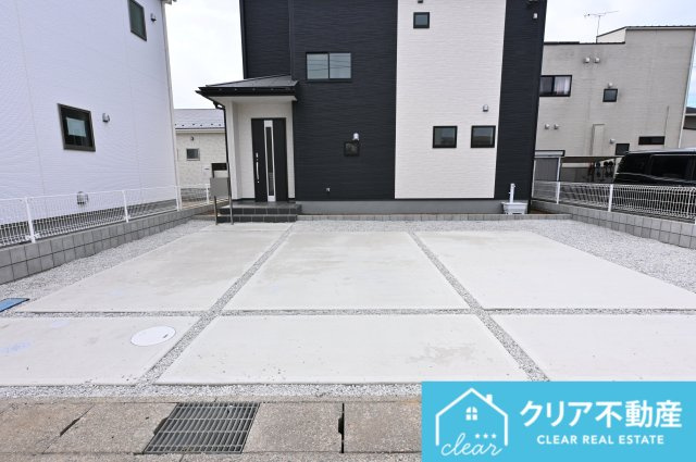 【駐車場】 | 大泉町第6仙石　リーブルガーデン | 広々とした駐車場は３台以上駐車可能！来客時やお子様が大きくなっても安心です♪