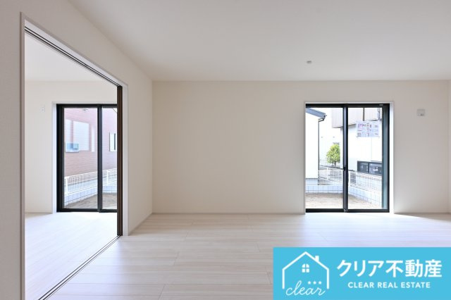 【居間・リビング】 | 大泉町第6仙石　リーブルガーデン | 続き間の洋室があります♪お子様の遊び場にもぴったり◎