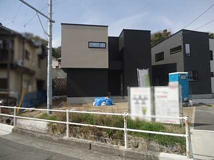 呉市吉浦西城町　新築一戸建て(全2棟)の前面道路含む現地写真