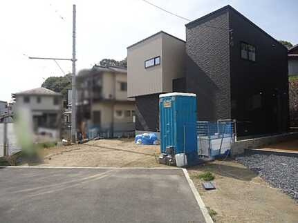 呉市吉浦西城町　新築一戸建て(全2棟)の前面道路含む現地写真