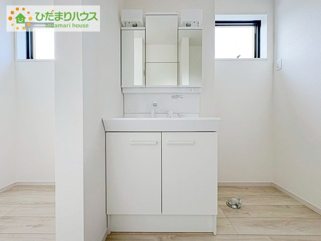 日立市諏訪町1期　新築戸建　2号棟の独立洗面台|大きな三面鏡の独立洗面。鏡の後ろは収納となっているのでスッキリと整理できます！
