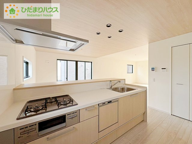 日立市諏訪町1期　新築戸建　2号棟のキッチン|3口コンロでお料理する時間も短くなりそうですね(*‘∀‘)