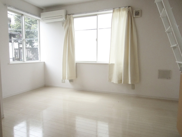 アヴァンセ西ヶ原の居間・リビング|2面採光の角部屋で明るいお部屋ですよ