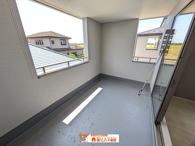 【バルコニー】 | ＼家賃６～７万払うならコレ／諸経費込で月６万円台！車ローン相談可＆賢く暮らす家   | 同仕様写真
突然の雨や雪でも安心なインナーバルコニー