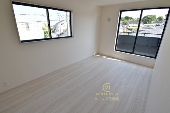 リーブルガーデン  日立市東多賀町　3期　2の洋室|２面の窓から景色が見えるので開放感があり、通風も良く快適にお過ごしいただけます。フローリングなので重い家具も置けます。好きなものを集めてお気に入りの空間を作るのも楽しみですね。