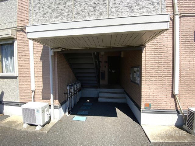 イーストハウスⅡ二ツ宮のエントランス