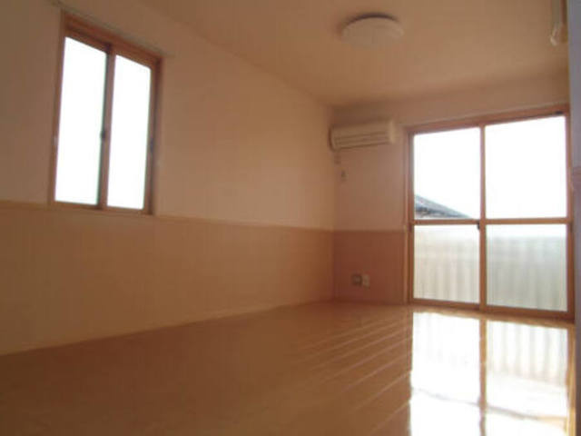 イーストハウスⅡ二ツ宮の居間・リビング|１０帖