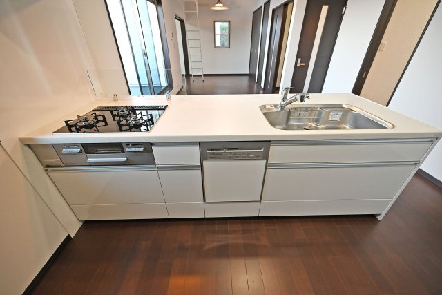 西宮市苦楽園四番町中古戸建│4LDK+並列駐車2台可（堀込車庫）のキッチン|食洗機付きで忙しい日々の中でもストレスなくつかえる実用性の高いキッチンです。