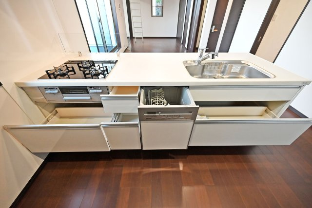 西宮市苦楽園四番町中古戸建│4LDK+並列駐車2台可（堀込車庫）のキッチン|収納力も豊富で生活感をおさえながらすっきりとした空間が保てます。