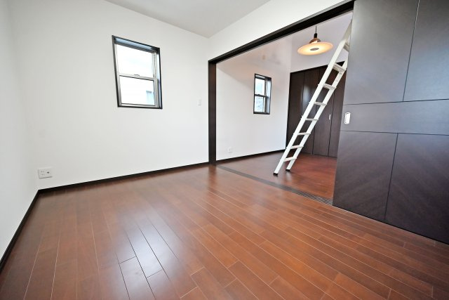 西宮市苦楽園四番町中古戸建│4LDK+並列駐車2台可（堀込車庫）の洋室|-2階洋室6.0帖-
リビングに隣接した洋室は、空間にゆとりと柔軟性をもたらす一室です。