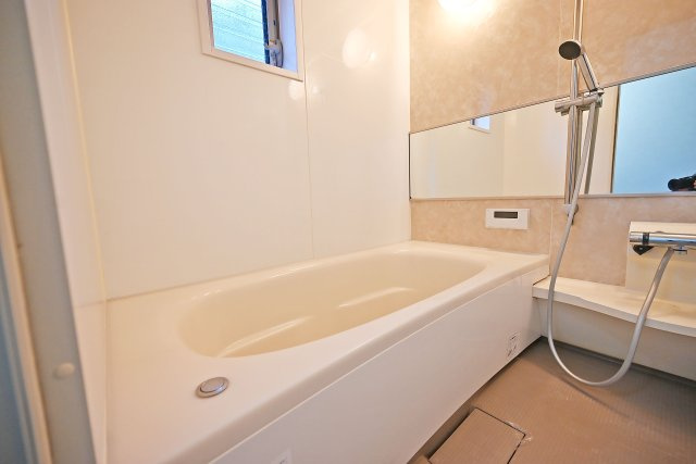 西宮市苦楽園四番町中古戸建│4LDK+並列駐車2台可（堀込車庫）の浴室|お気に入りの入浴剤を使用してリラックスした空間を演出できます。