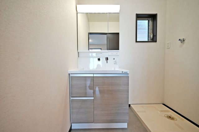 西宮市苦楽園四番町中古戸建│4LDK+並列駐車2台可（堀込車庫）の独立洗面台|使いやすさがぎゅっと詰まった３面鏡の明るい洗面化粧台で、毎朝の支度もはかどります。
鏡裏と洗面台下にも収納があり、日用品やスキンケア用品などもたくさんしまえてすっきりとした空間を保つことができます。