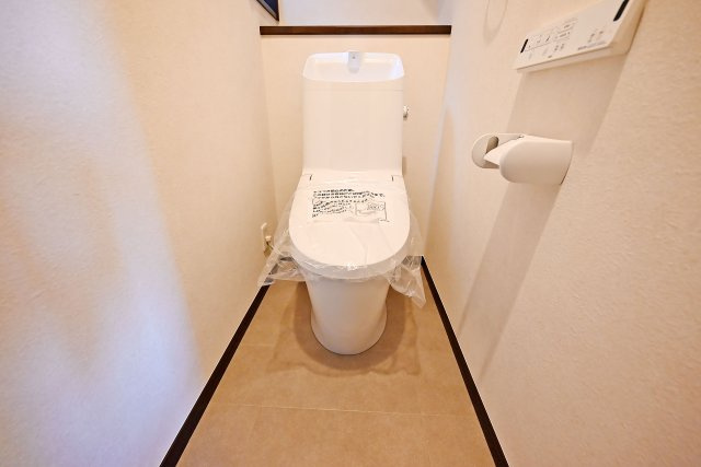 西宮市苦楽園四番町中古戸建│4LDK+並列駐車2台可（堀込車庫）のトイレ|各階にトイレを配置し、来客時も気兼ねなく利用可能
温水洗浄便座付きで快適にご利用いただけます。