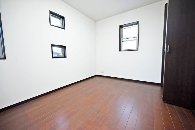 西宮市苦楽園四番町中古戸建│4LDK+並列駐車2台可（堀込車庫）の洋室|-1階洋室6.0帖-
1階居室は就寝やプライベート空間としてゆっくりとお過ごしいただけます。