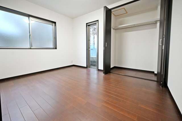 西宮市苦楽園四番町中古戸建│4LDK+並列駐車2台可（堀込車庫）の洋室|-1階洋室6.0帖-
各所にしっかりと収納スペースを確保し、住まい全体をすっきりと保てます。