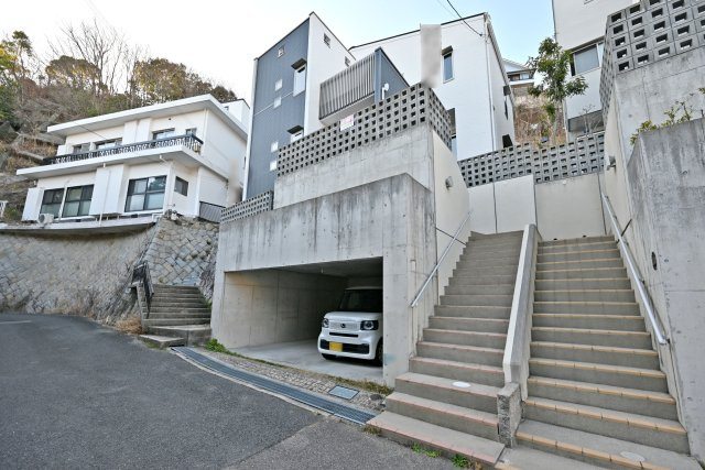 西宮市苦楽園四番町中古戸建│4LDK+並列駐車2台可（堀込車庫）の外観|六甲山系の自然に包まれた高台の邸宅×大阪湾を望む開放的な眺望と、静寂な住環境を兼ね備えた立地◎即日ご案内可能です♪皆様からのご連絡を心よりお待ちしております。