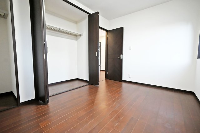 西宮市苦楽園四番町中古戸建│4LDK+並列駐車2台可（堀込車庫）の洋室|-1階洋室6.0帖-
各所にしっかりと収納スペースを確保し、住まい全体をすっきりと保てます。