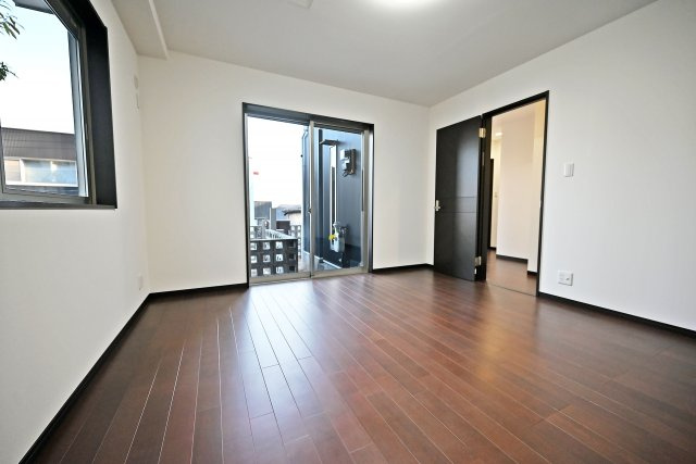 西宮市苦楽園四番町中古戸建│4LDK+並列駐車2台可（堀込車庫）の洋室|-1階主寝室8.0帖-
居室の多くを1階に配置した暮らしやすい間取り設計