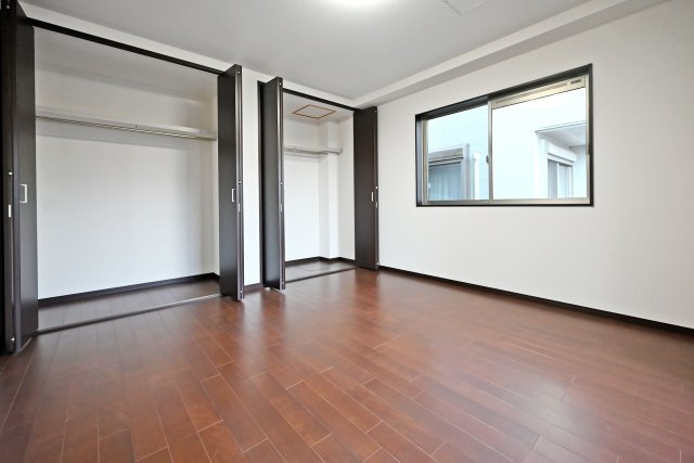 西宮市苦楽園四番町中古戸建│4LDK+並列駐車2台可（堀込車庫）の収納|-1階主寝室8.0帖-
寛ぐ空間と休む時間をしっかりわけたメリハリのある住まいです。