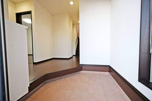 西宮市苦楽園四番町中古戸建│4LDK+並列駐車2台可（堀込車庫）の玄関|住まいの第一印象を決める、すっきりとした玄関空間です。