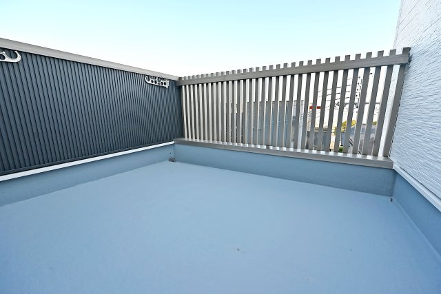 西宮市苦楽園四番町中古戸建│4LDK+並列駐車2台可（堀込車庫）のバルコニー|ルーフバルコニーからは大阪湾まで見渡せ、時間と共に表情を変える景色が日常になります。