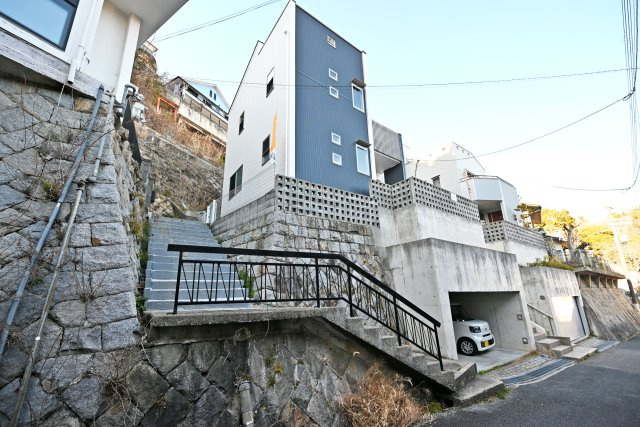 西宮市苦楽園四番町中古戸建│4LDK+並列駐車2台可（堀込車庫）の外観|広々とした敷地とゆとりある間取りで上質な暮らしが実現できます！
視界を遮るもののない開放的な眺望が望めます◎