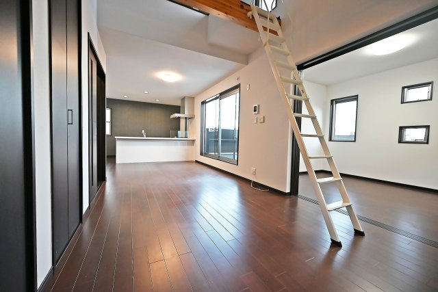 西宮市苦楽園四番町中古戸建│4LDK+並列駐車2台可（堀込車庫）の居間・リビング|吹抜により視線が抜ける設計となっており、実際の広さ以上の開放感を感じられるのも魅力です。
約17.5帖のゆとりある広さを確保し、ご家族が自然の集まる心地よい空間です。